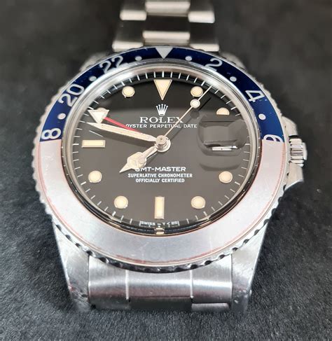 why does rolex bezel fade